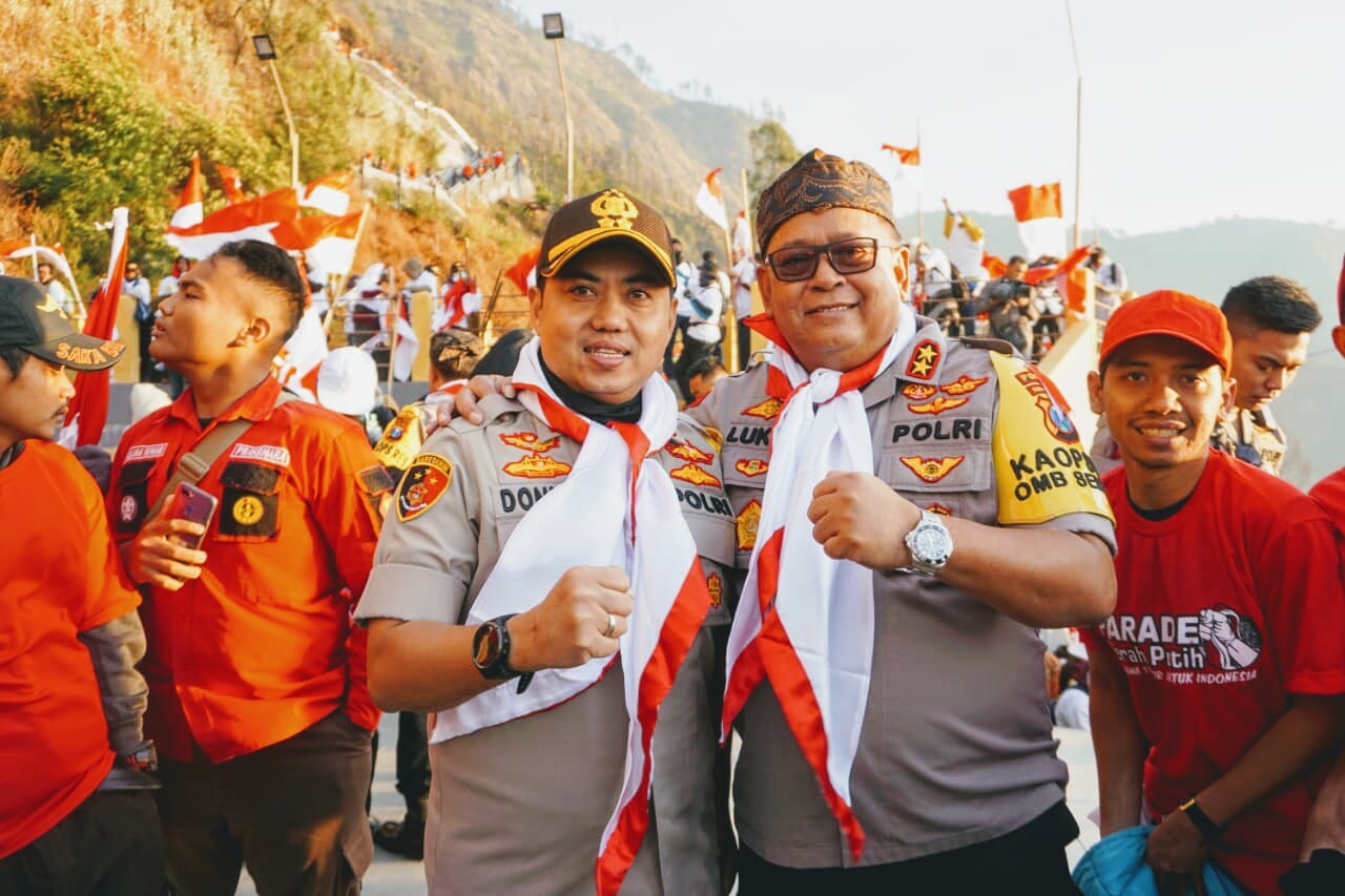 Kapolres Malang Kota Kibarkan Merah Putih di Gunung Bromo - Breaking News