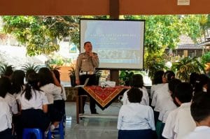 KBO Lantas Polres Batu Berikan Sosialisasi Tertib Berlalu lintas Pelajar SMP Immanuel Batu