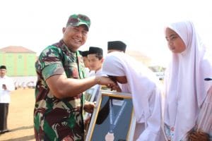 Dandim 0818 Menyerahkan Medali Penghargaan Santri Berprestasi
