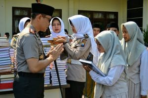 Kapolres Batu Bagikan 500 Alqur’an Pada Peringatan Hari Santri Nasional 2019