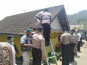 Polres Batu Turunkan 100 Personil Benahi Rumah Warga Korban Angin Kencang