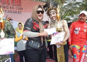 Ketua Persit Kodim 0818 Berikan Hadiah Pemenang Lomba Tari Sejojo
