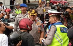 Kapolres Malang Kota Bagikan Helm dan Bunga