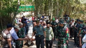 Ratusan Masyarakat Sambut Danrem 083/BDJ di Lokasi TMMD ke 106 Kabupaten Pasuruan