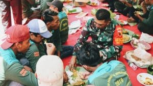 Dandim 0818 Makan Bersama Masyarakat Dilokasi TMMD ke 106