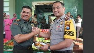 Dandim 0818 Terima Potongan Tumpeng Kapolres Malang