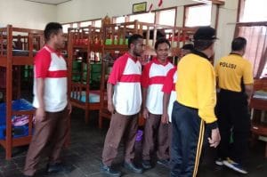 Sat Binmas Polres Gelar Bersih Bersih di Asrama Papua