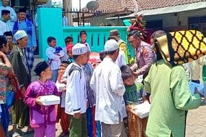 Sat Binmas Polres Malang Bagikan Ratusan Nasi Kota Kepala  Jamaah Solat Jumat