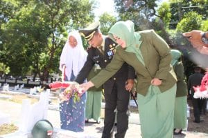 Dandim 0818 bersama Ketua Persit Tabur Bunga di TMP Kabupaten Malang