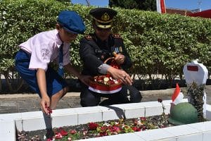 Kapolres Batu Tabur Bunga Ditemani Siswa SMP