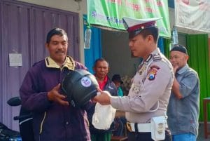 Satlantas Bagikan Helm SNI ke Tukang Ojek