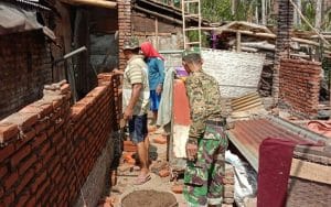 Babinsa Koramil 0818/07 Pakisaji Bahu Membahu Bangun  Ratilahu