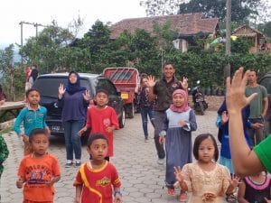 Kebersamaan Sertu Heri Bersama Masyarakat Desa Taji Kecamatan Jabung