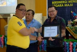 PT Bagong Dekaka Makmur Raih Piagam Penghargaan Wajib Pajak Teraktif