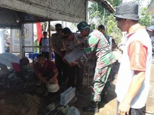 Anggota Koramil 21 Wajak Ikut Kegiatan Bedah Rumah Polres Malang