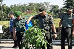 Dandim 0818 Ikut Menanam Tanaman Bunga Refugia