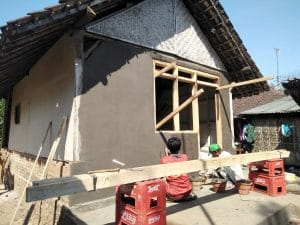 Babinsa Desa Girimoyo Koramil 0818/28 Karangploso Genjot Pembangunan Rumah Ibu Siti