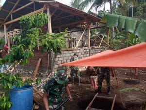 Tim Ratilahu Koramil 0818/19 Gondanglegi Datangi Pemilik Rumah Tidak Layak Huni