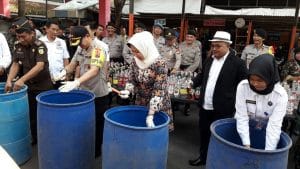 Sebanyak 1.373 Botol Miras  Dan 18 Knalpot Brong Dimusnahkan