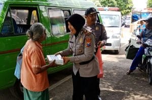 Sat Binmas Polres Malang Bagikan Ratusan Nasi Kotak Bagi Kaum Dhuafa