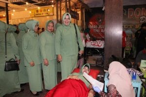 Ketua Persit Kodim 0818 Dampingi Ibu Persit Saat Ikut Donor Darah