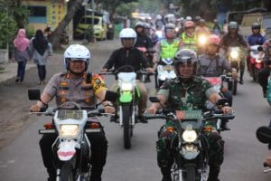 Dandim 0818 Tinjau Gereja Sambil Mengendarai Motor Trail