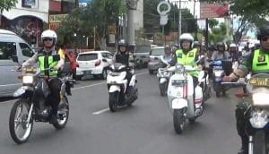 Kapolres Batu Sambil Berpatroli, Sapa Masyarakat