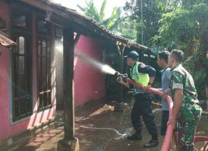 Danramil 18 /Bululawang Bersama Warga Padamkan Api