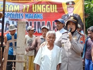 Polres Malang Bedah Rumah Seorang Janda Yang Hidup Sebatang Kara