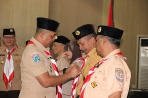 Dandim 0818 Ikut Menyematkan Pin Kepada Majelis Pembimbing  Pramuka Kota Batu Yang Telah Dilantik