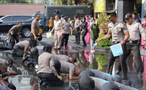 Siraman Air Mewarnai Prosesi Kenaikan Pangkat Anggota Polresta Malang Kota