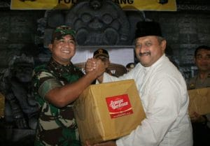 Dandim 0818 Bagikan Bingkisan di Pos Pam Ops Lilin Semeru 2019
