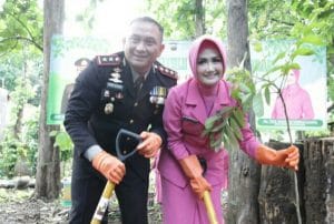 Kapolres Malang Ajak Purnawirawan Polri Tanam Bibit Pohon Mahoni