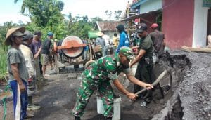 Babinsa Koramil 09/Ngajum Bersama  Warga Laksanakan Pengecoran Masjid