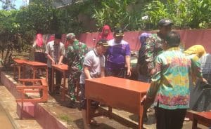Babinsa Koramil/16  Sumawe Bersihkan Sekolah MTSN 04 Malang Dari Genangan Air dan Lumpur
