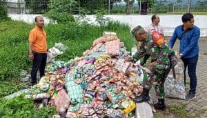 Babinsa Koramil 07/Pakisaji Ikut  Pemusnahan Mamin Yang Kadaluarsa