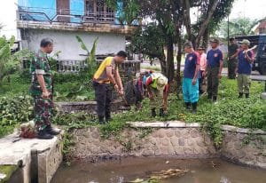 Koramil 05 Kepanjen Kerja Bakti Bersihkan Aliran Sungai Sukun