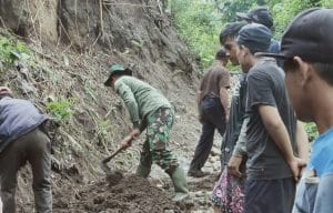 Koramil 0818/13 Kalipare Gelar Kerbak Pembersihan Jalan dan Parit