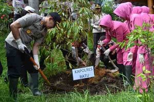Kapolres Batu dan Ketua Bhayangkari Tanam Bibit Pohon Durian