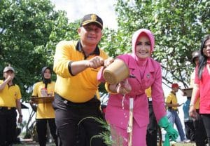 Kapolres Malang Tanam Pohon Cemara Udang Dikawasan Pantai Ungapan