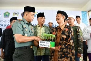 Danrem 083/BDJ  Ajak Santri Menggalakkan  Tanam  Bibit Pepaya