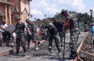 Koramil 36/ Pagelaran Bersama Warga Laksanakan Pengecoran Halaman Masjid Hasbullah