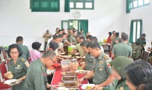 Tingkatkan Rasa Kebersamaan Korem 083/BDJ Gelar Makan Satu Meja