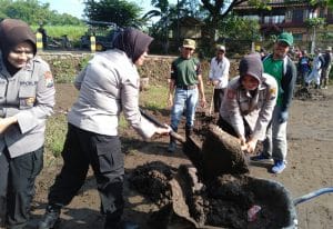 Polres Malang Turunkan Polwan Dilokasi Luapan Banjir Sungai Loo