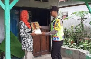 Bhabinkamtibmas Polres Malang Berbagi Kebahagiaan Sambil  Sapa Masyarakat
