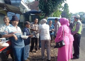 Kapolsek Pagak Bagi Nasi Bungkus ke Tukang Ojek