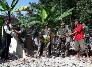 Danramil /11 Donomulyo  Turut  Bersihkan Puing-puing Pasca Bencana Angin Kencang