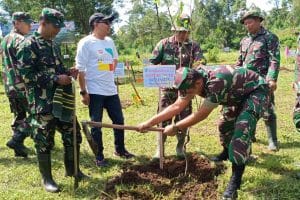 Pabung Kodim 0818 Bersama Forpimda Kota Batu Tanam Pohon di Area Penangkaran Kuda