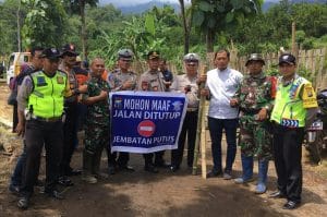 Polres Malang Pasang Rambu Rekayasa Pasca Jembatan Metro Ambruk