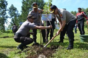 Kapolres Batu  Tanam Pohon di Area Penangkaran Kuda Megastar